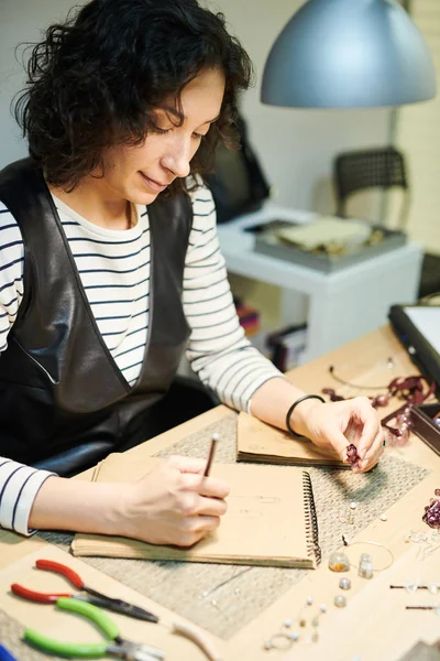 Portret Van Vrouwelijke Kunstenaar Tekening Schetsen Tijdens Het Maken Van — Stockfoto