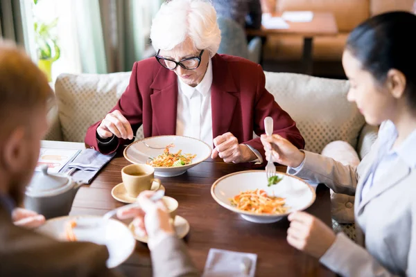 レストランのテーブルで一緒に昼食をとるビジネスマンのグループ — ストック写真