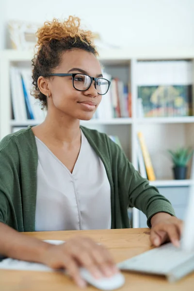 Retrato Jovem Afro Americana Sentada Mesa Usando Computador Desfrutando Trabalho — Fotografia de Stock