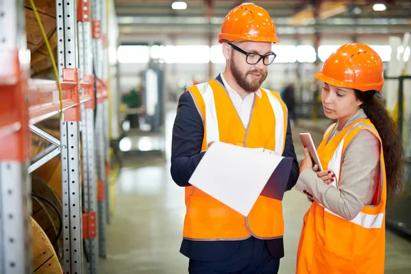 Porträtt Mogen Affärsman Klädd Hardhat Prata Med Kvinnliga Fabriksarbetare Stående — Stockfoto