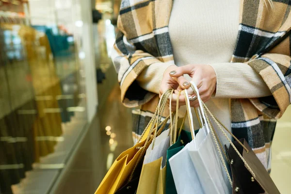 Alışveriş Merkezinde Alışveriş Yaptıktan Sonra Alışveriş Poşetleri Tutan Kadının Yakın — Stok fotoğraf