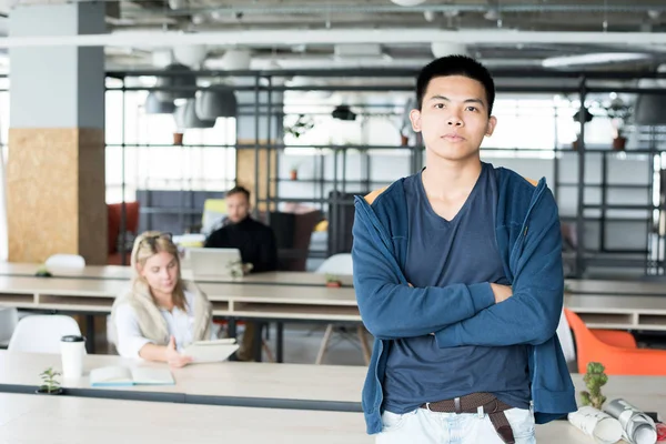 Ernstige Vertrouwen Knappe Aziatische Man Jumpsuit Staande Tafel Kruising Armen — Stockfoto