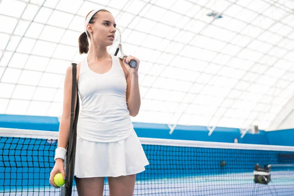 Porträtt Motiverade Kvinnlig Tennisspelare Poserar Med Racket Inomhus Tennis Bana — Stockfoto