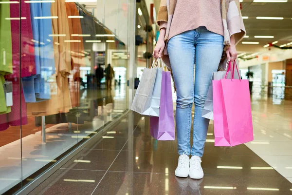 在现代购物中心 穿着休闲服装的妇女站在购物袋的特写镜头 — 图库照片