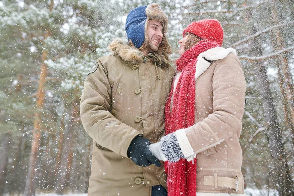 Taille Portret Van Liefdevolle Jong Stel Omarmen Kijken Naar Elkaar — Stockfoto