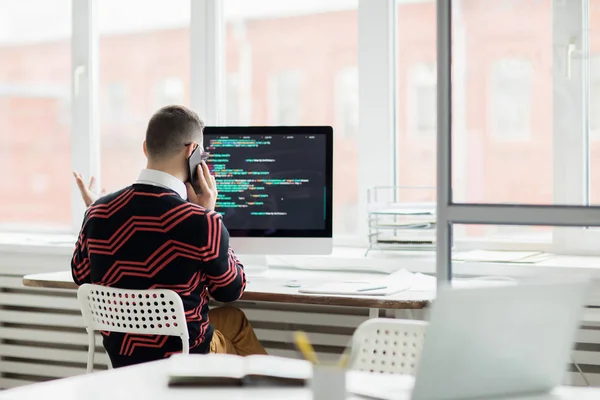 Rückseite Männliche Codierung Spezialist Lässigem Pullover Sitzt Tisch Mit Desktop — Stockfoto