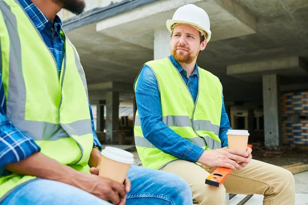 Jonge Bouwkundig Ingenieur Met Niveau Kopje Warme Drank Luisteren Naar — Stockfoto