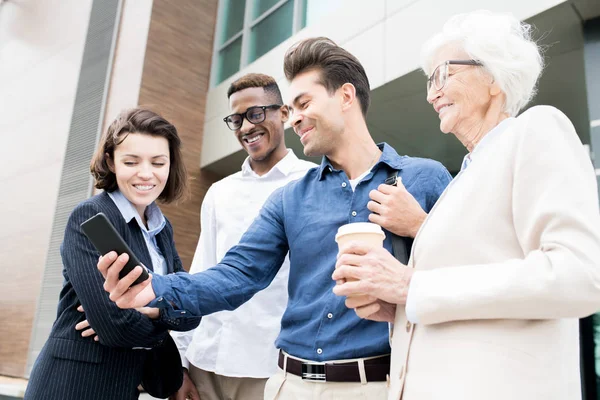 Alegre Confianza Multi Étnicos Colegas Negocios Pie Aire Libre Riendo — Foto de Stock