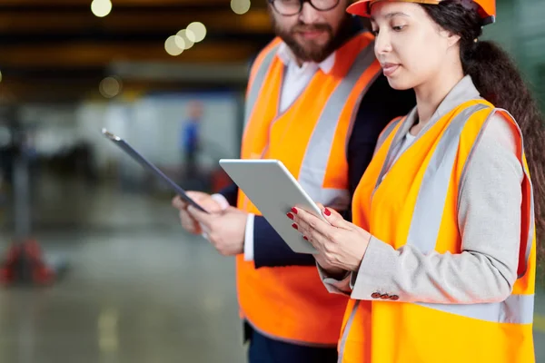 Atölyede Foreman Ile Üretim Tartışırken Dijital Tablet Kullanarak Kadın Fabrika — Stok fotoğraf