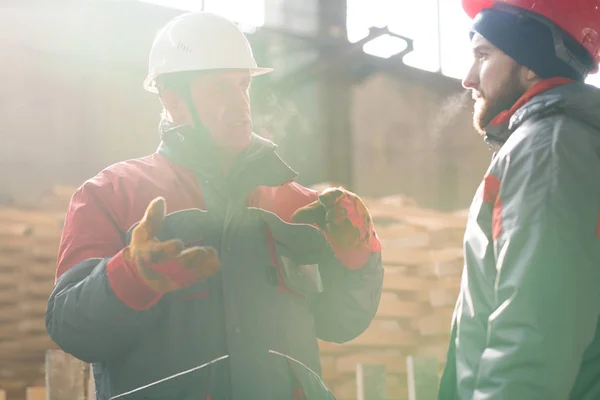 Midja Upp Porträtt Två Fabriken Arbetare Diskuterar Produktionsprocessen Samtidigt Stående — Stockfoto