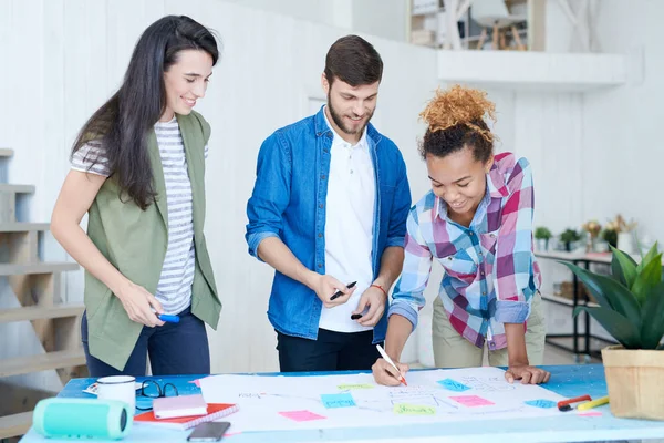 Grupo Multiétnico Jóvenes Contemporáneos Dibujando Gráficos Gráficos Mientras Planifican Proyecto —  Fotos de Stock