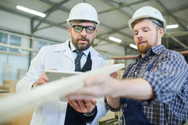 Innehåll Skäggiga Worker Vit Hardhat Visar Trä Planka Till Medelålders — Stockfoto