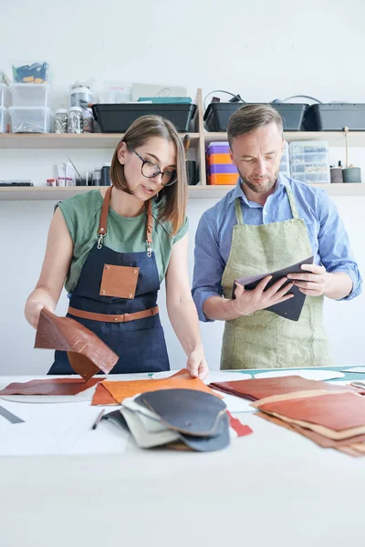 Team Aus Zwei Gerbern Arbeitet Der Werkstatt Mit Lederstücken Zusammen — Stockfoto