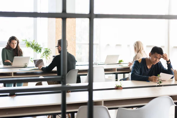 Freelancers Estudiantes Que Trabajan Oficinas Espacio Abierto Jóvenes Ocupados Sentados — Foto de Stock