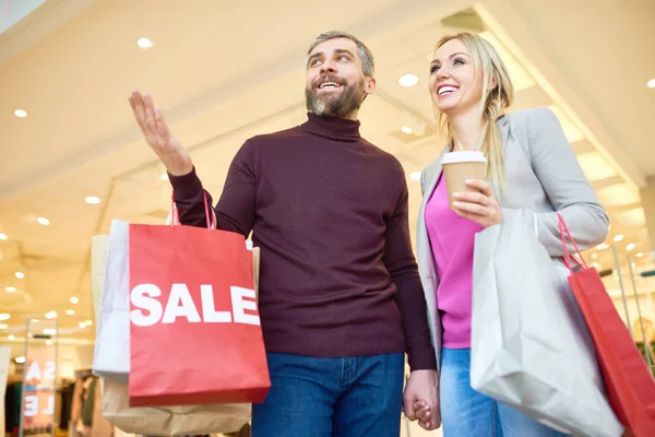 Retrato Casal Feliz Compras Shopping Olhando Para Vitrines Segurando Sacos — Fotografia de Stock