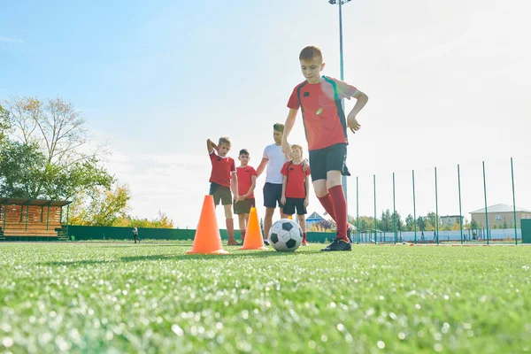 Retrato Cuerpo Entero Del Equipo Fútbol Junior Entrenando Aire Libre — Foto de Stock