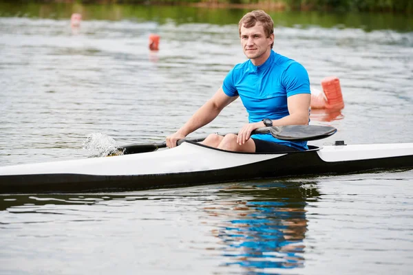 Kayaker Atleta Flutuando Caiaque Branco Longo Lago Ele Está Competindo — Fotografia de Stock