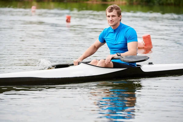 Atleta Kayak Flotando Kayak Blanco Largo Del Lago Que Está — Foto de Stock