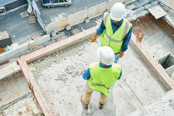 Bovenaanzicht Portret Van Twee Onherkenbaar Bouwwerk Nemers Dragen Van Hardhat — Stockfoto