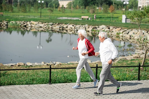 Ritratto Completo Coppia Anziana Che Corre Insieme Nel Parco Lungo — Foto Stock