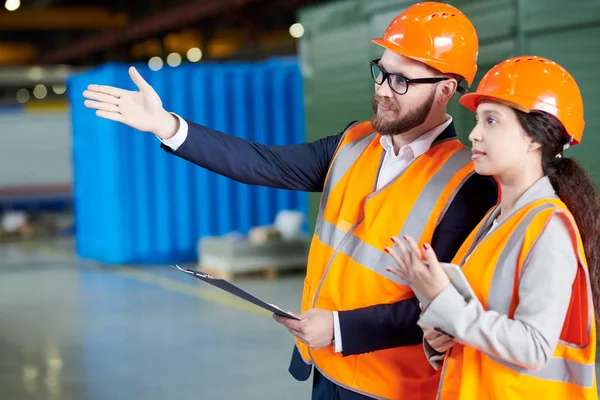 Porträtt Modern Skäggiga Affärsman Klädd Hardhat Prata Med Kvinnliga Fabriksarbetare — Stockfoto