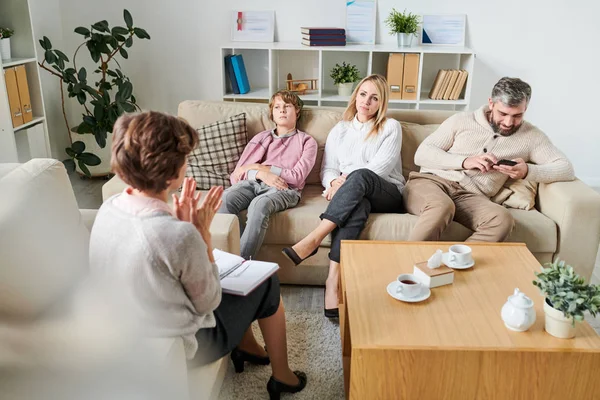 Psicólogo Calificado Sentado Sillón Manteniendo Organizador Con Notas Mientras Gesticulaba — Foto de Stock