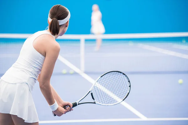 Bakifrån Kvinnlig Tennisspelare Hålla Racket Matchen Domstol Kopiera Utrymme — Stockfoto