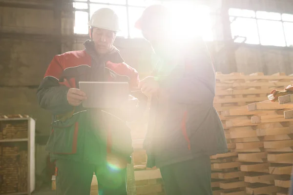 Cintura Retrato Dois Trabalhadores Fábrica Usando Tablet Digital Discutindo Processo — Fotografia de Stock