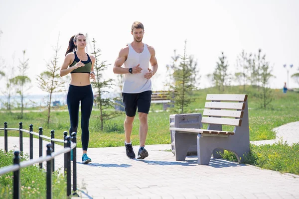 Retrato Larga Duración Pareja Joven Moderna Corriendo Juntos Aire Libre — Foto de Stock