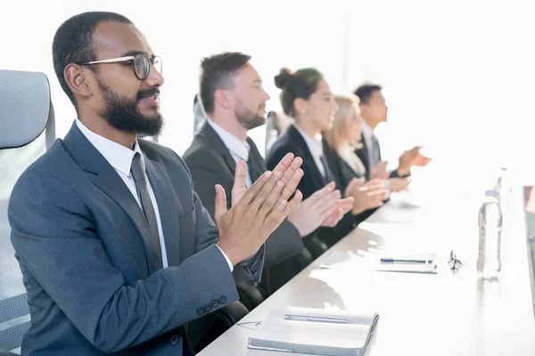 Grupo Empresarios Emocionados Positivos Sentados Fila Aplaudiendo Mientras Saludan Entrenador — Foto de Stock