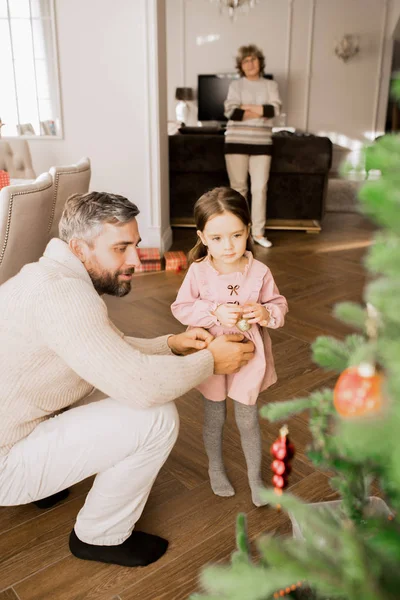 Meleg Tónusú Portréja Boldog Apa Játszik Kislány Mellett Karácsonyfa Otthon — Stock Fotó