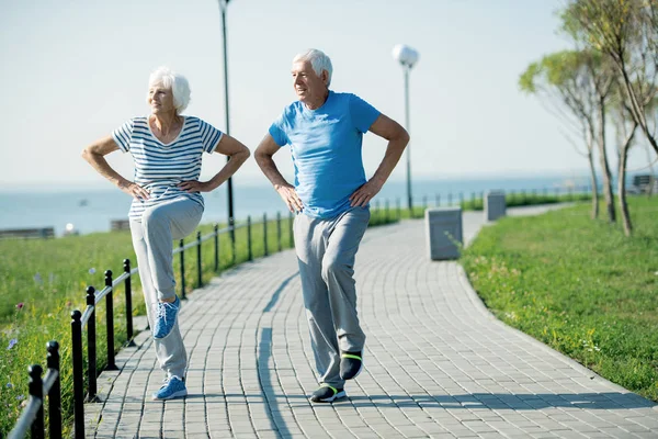 Ritratto Completo Coppia Anziana Attiva Che Esercizi Fitness Piedi Sulla — Foto Stock