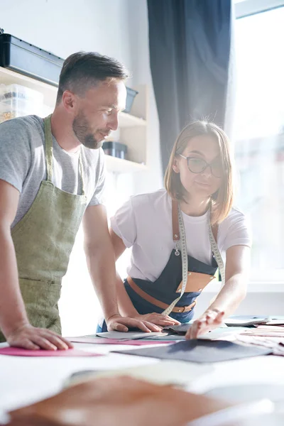 Zwei Gerber Die Gemeinsam Tisch Der Werkstatt Lederprodukte Herstellen — Stockfoto