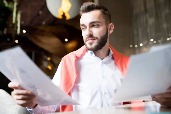 Basso Angolo Ritratto Bello Imprenditore Lettura Documenti Mentre Lavora Caffè — Foto Stock