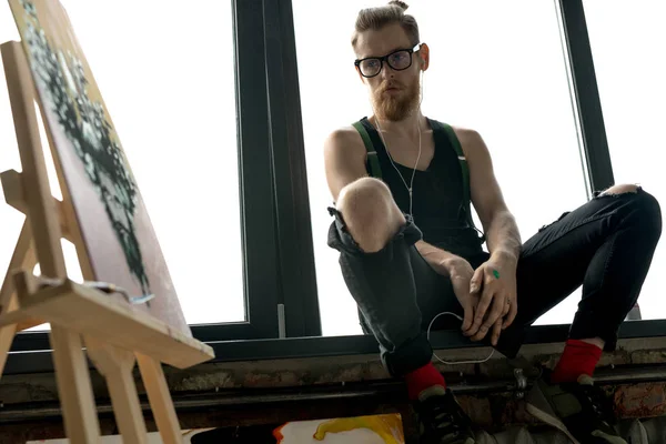 Retrato Bajo Ángulo Del Artista Masculino Contemporáneo Sentado Ventana Estudio — Foto de Stock