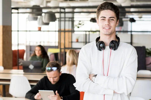 Retrato Cintura Hacia Arriba Del Joven Contemporáneo Con Auriculares Mirando — Foto de Stock