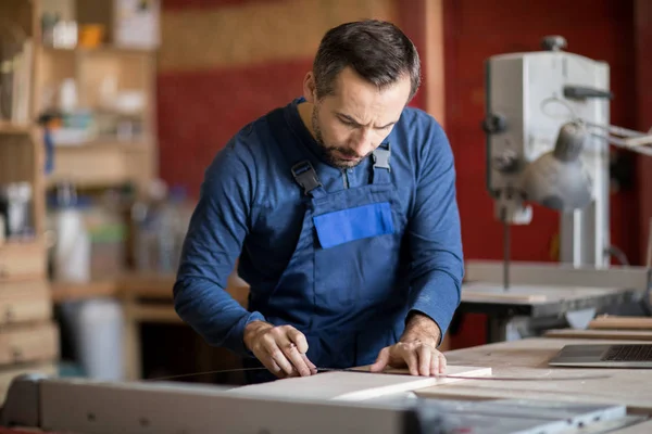 Waist Portrait Mature Carpenter Preparing Wood Standing Cutting Table While — Stock Photo, Image