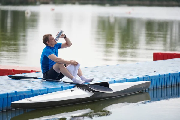 Joven Deportista Sentado Muelle Bebiendo Agua Botella Descansando Después Del — Foto de Stock