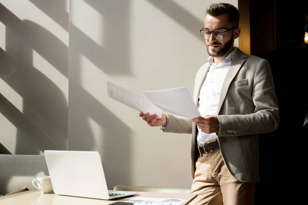 Vertrouwen Uitvoerende Macht Kantoor Het Onderzoeken Van Zakelijke Contracten Vóór — Stockfoto