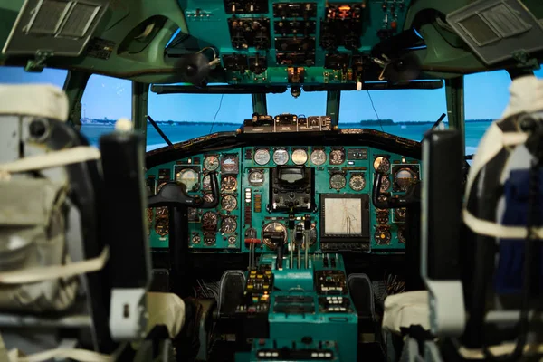 コントロールパネル上のメーターとスイッチを備えた空のジェットキャビンでの広い角度ビュー コピースペース — ストック写真