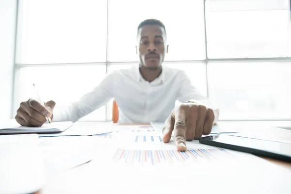 Vážný Koncentrovaný Mladý Afroamerický Finanční Poradce Ukazující Graf Při Zkoumání — Stock fotografie