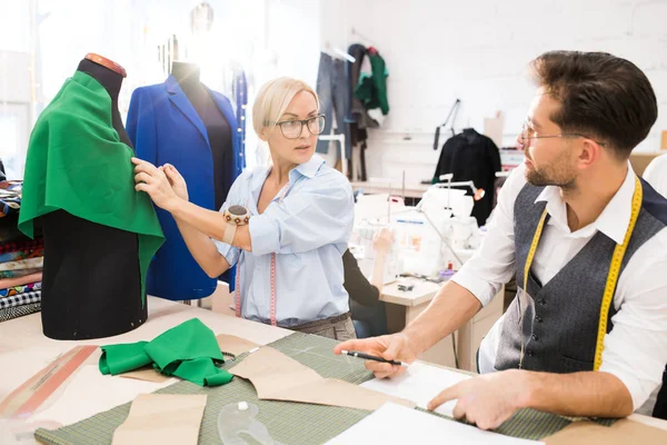 Portret Van Twee Moderne Kleermakers Die Mode Bespreken Tijdens Het — Stockfoto