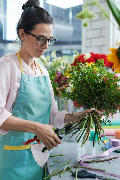 Retrato Vista Lateral Florista Femenina Con Delantal Arreglando Ramos Floristería — Foto de Stock