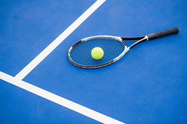 Fondo Deportivo Gráfico Pelota Tenis Amarilla Raqueta Colocada Suelo Azul — Foto de Stock