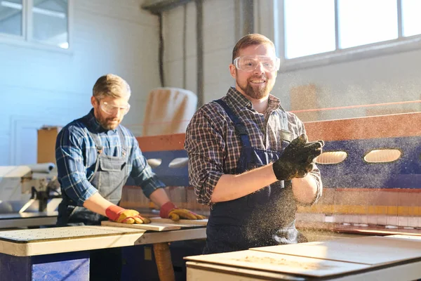 Vrolijke Opgewonden Knappe Jonge Bebaarde Man Het Algemeen Dragen Van — Stockfoto