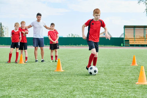 Retrato Cuerpo Entero Del Equipo Fútbol Junior Entrenando Aire Libre — Foto de Stock