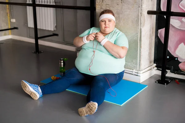 Ritratto Completo Donna Grassa Pensierosa Seduta Sul Tappetino Durante Pausa — Foto Stock