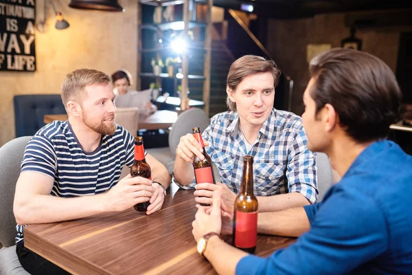 술집에서 맥주를 마시는 테이블에 캐주얼 의류에 쾌활한 긍정적 — 스톡 사진