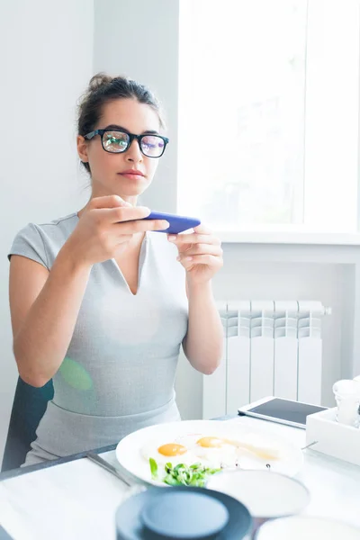 Porträtt Latinamerikansk Ung Kvinna Med Foto Vacker Mat Smartphone Medan — Stockfoto