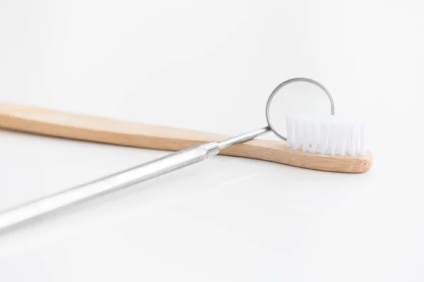 Ağız Ayna Beyaz Arka Plan Diş Hekimliği Diş Bakım Kavramı — Stok fotoğraf